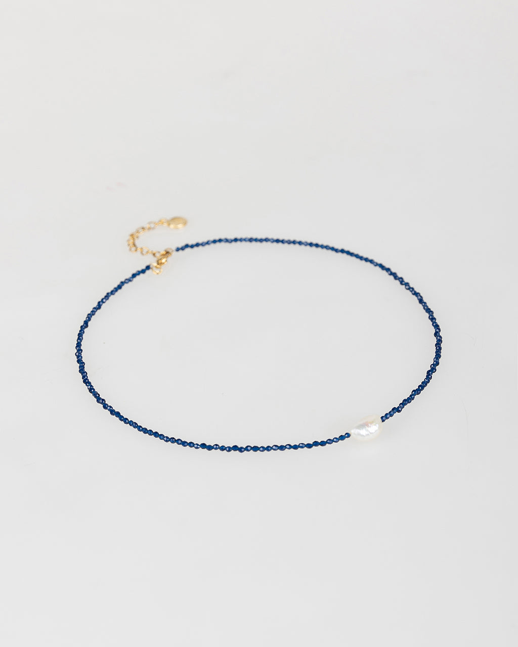 Collar azul con perla blanca