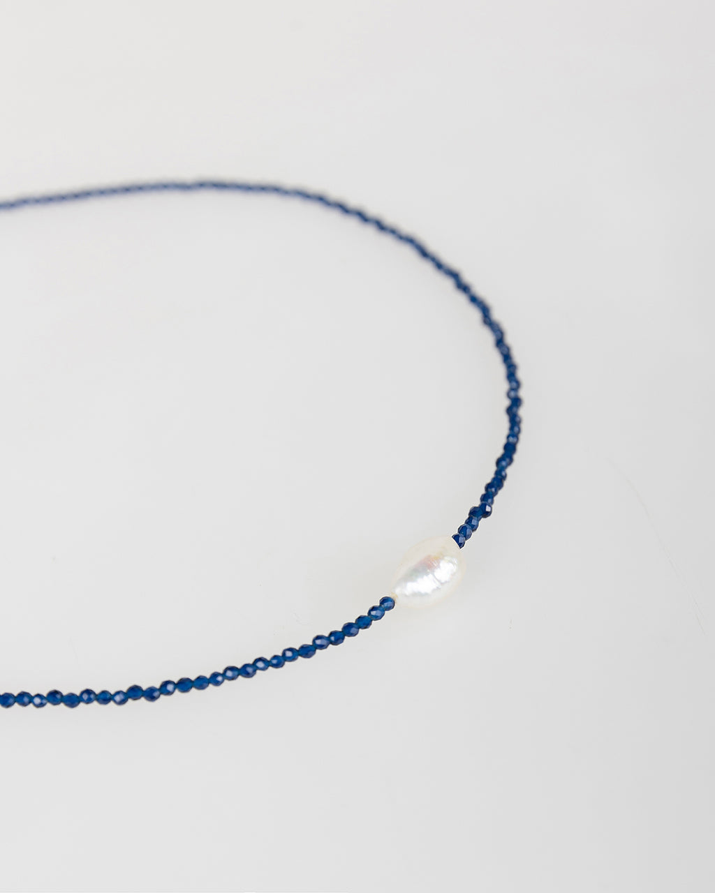 Collar azul con perla blanca
