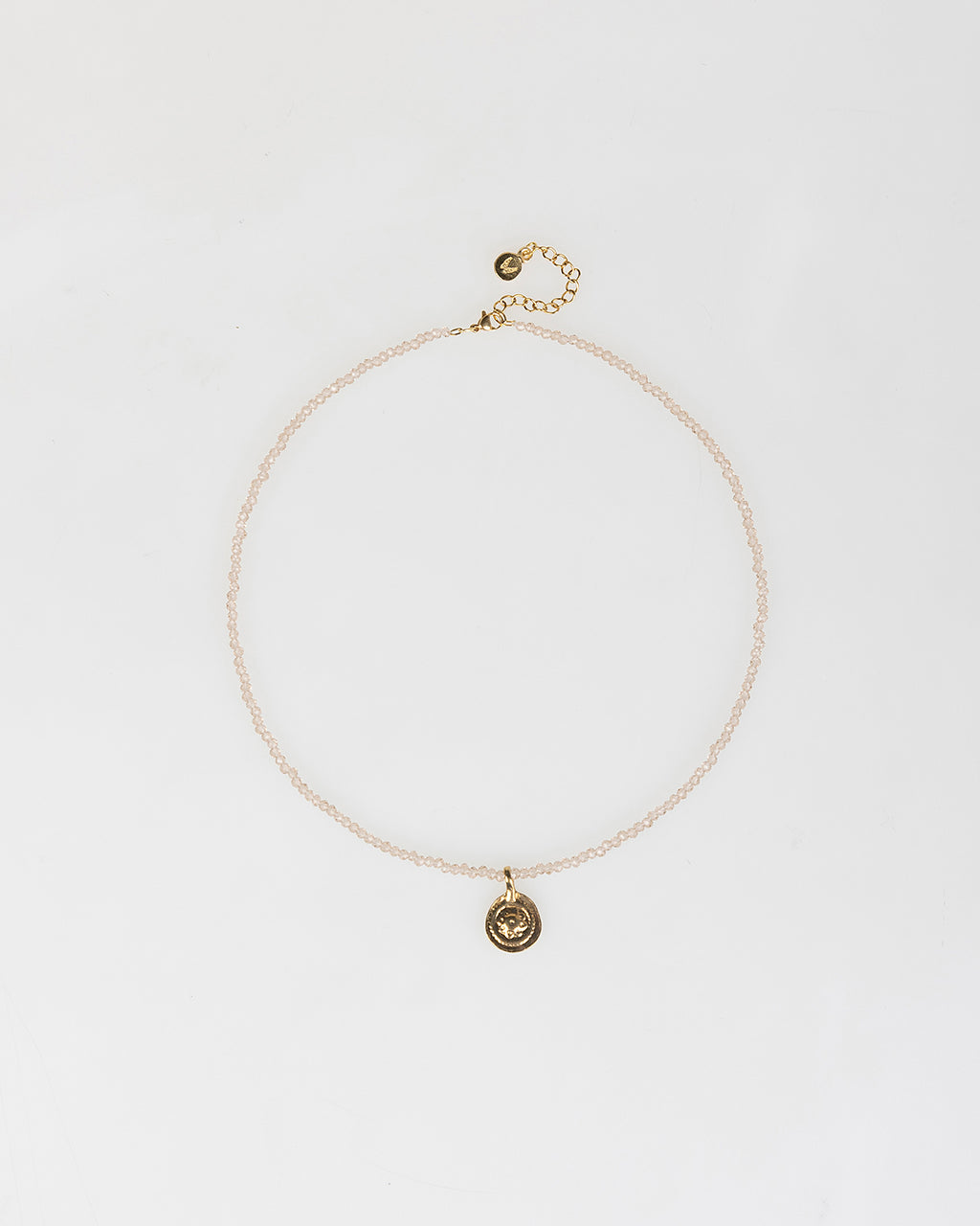 Collar dorado con abalorio