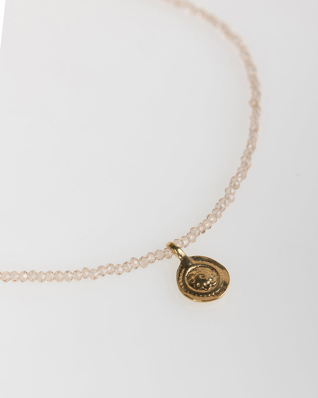 Collar dorado con abalorio