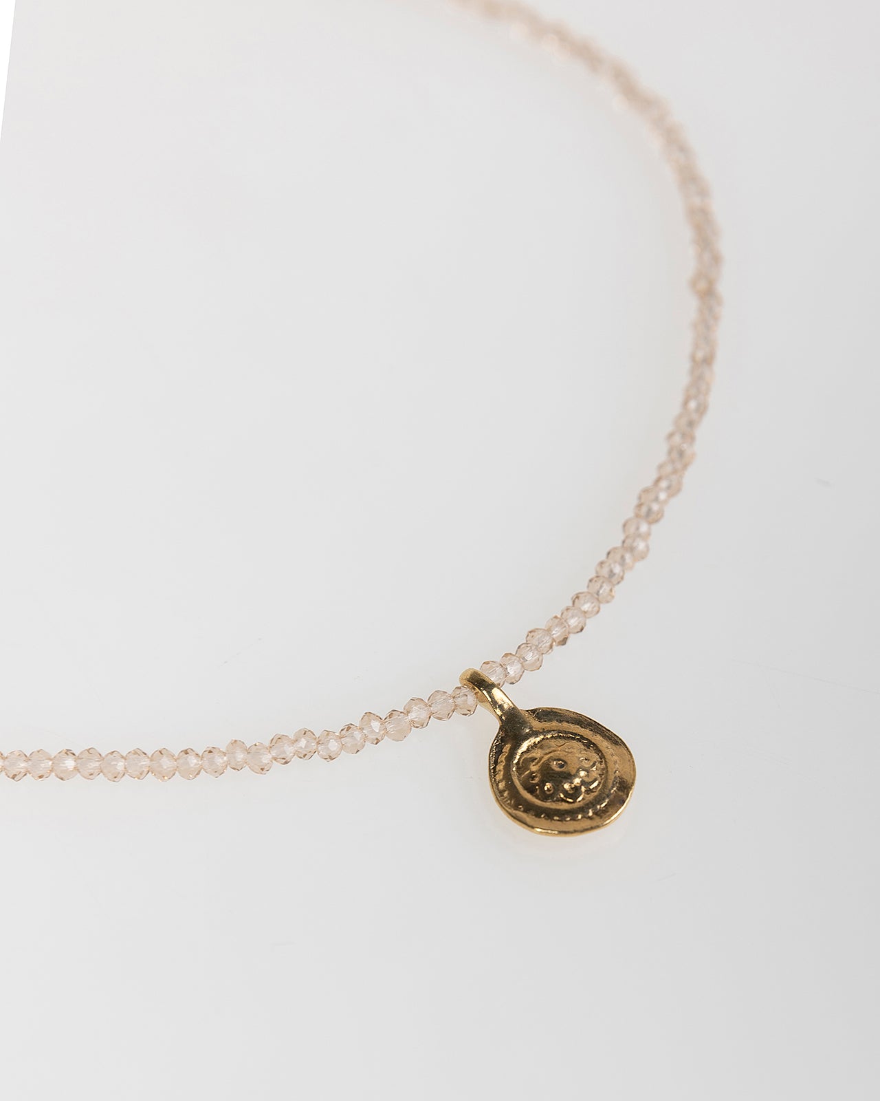 Collar dorado con abalorio