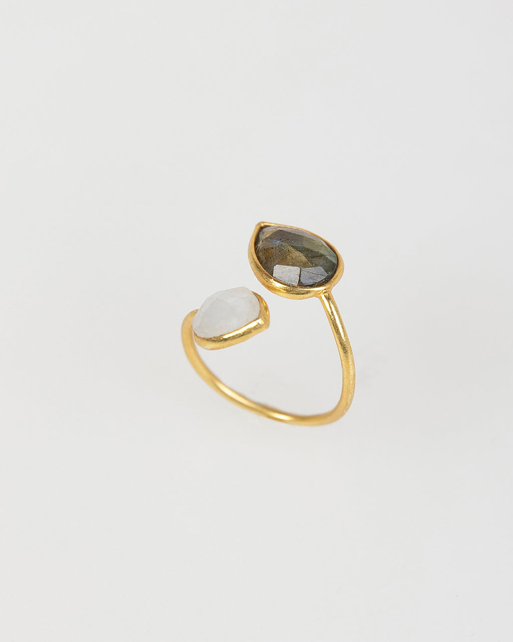 Anillo abierto con dos piedras