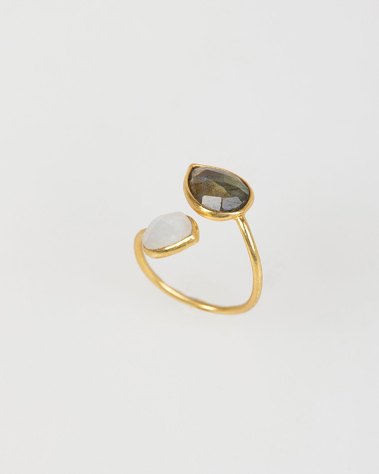 Anillo abierto con dos piedras