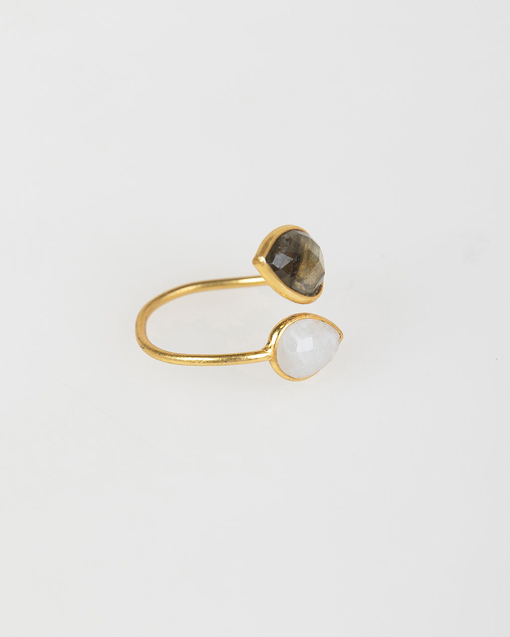 Anillo abierto con dos piedras