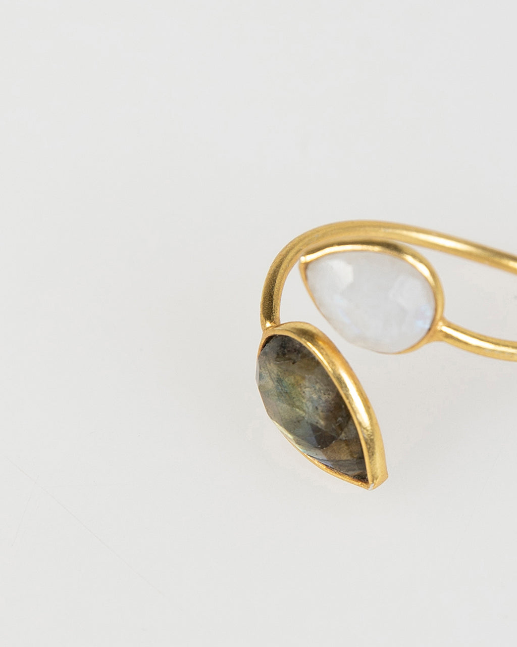 Anillo abierto con dos piedras