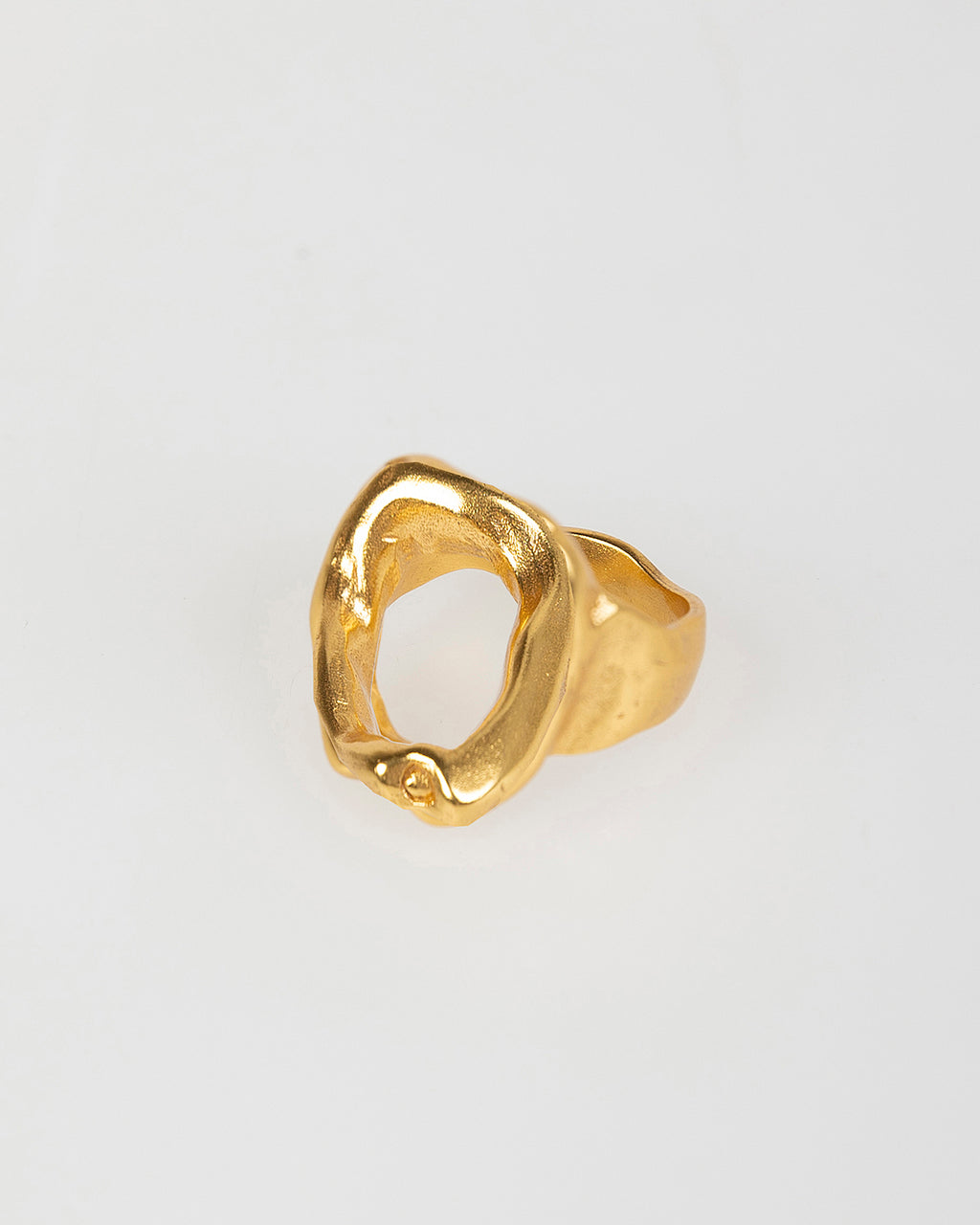 Anillo dorado abierto con sello