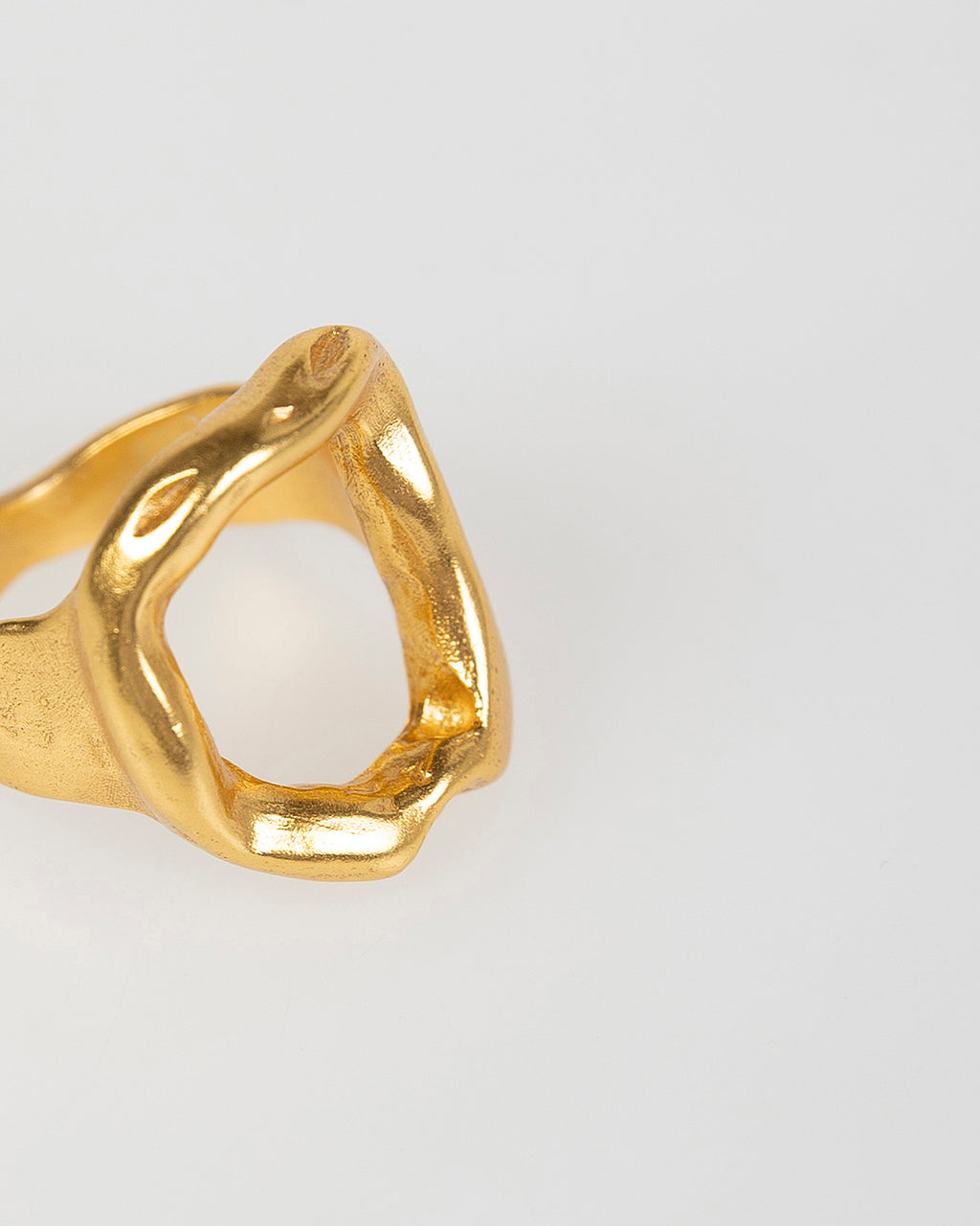 Anillo dorado abierto con sello