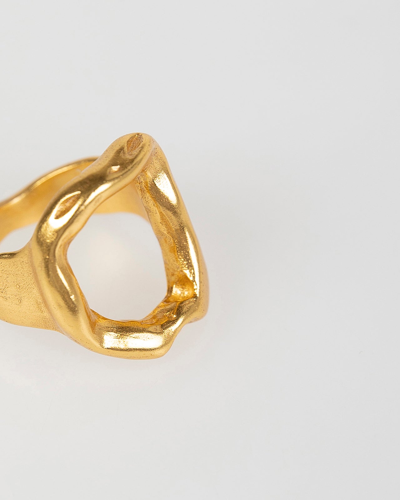 Anillo dorado abierto con sello