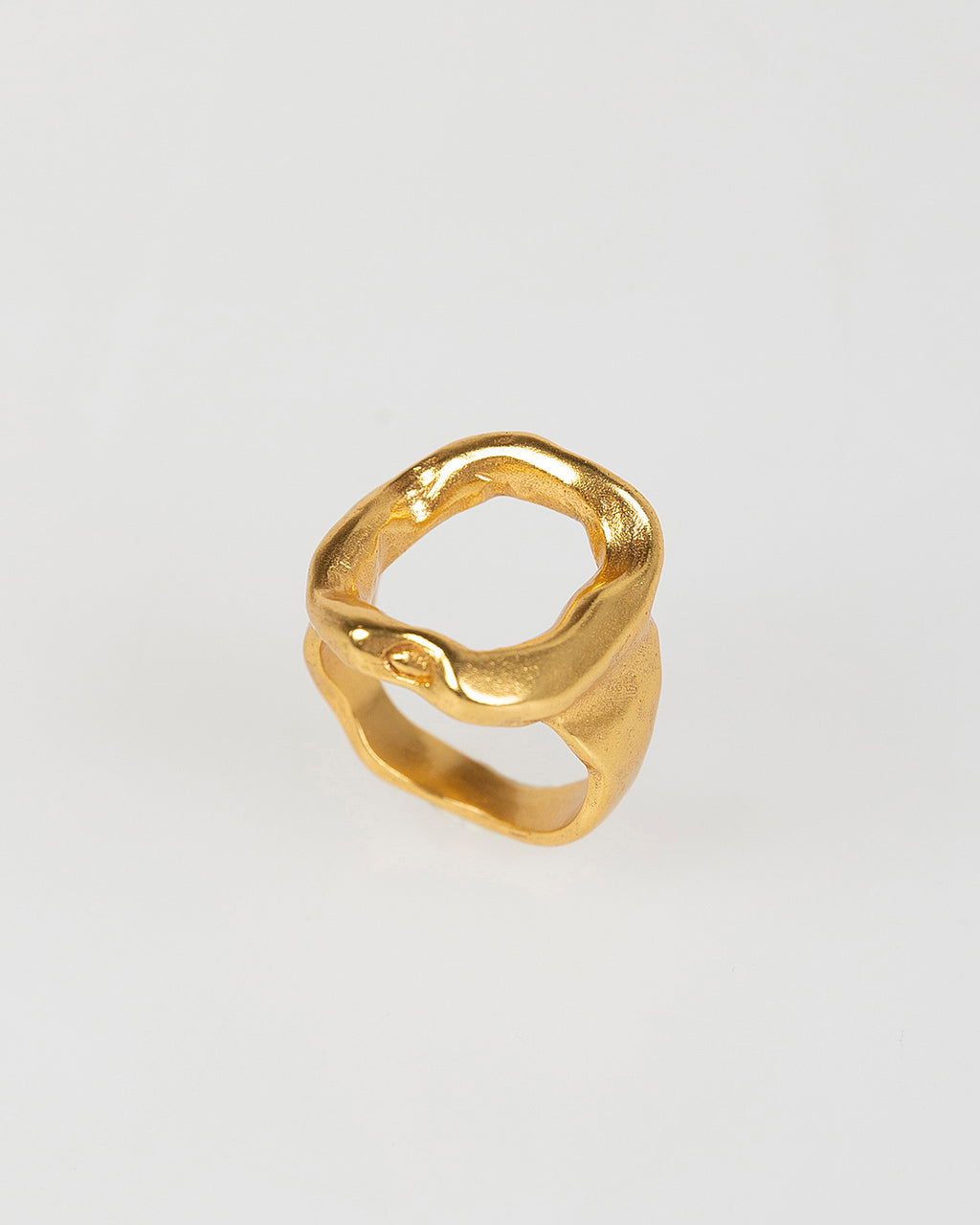 Anillo dorado abierto con sello