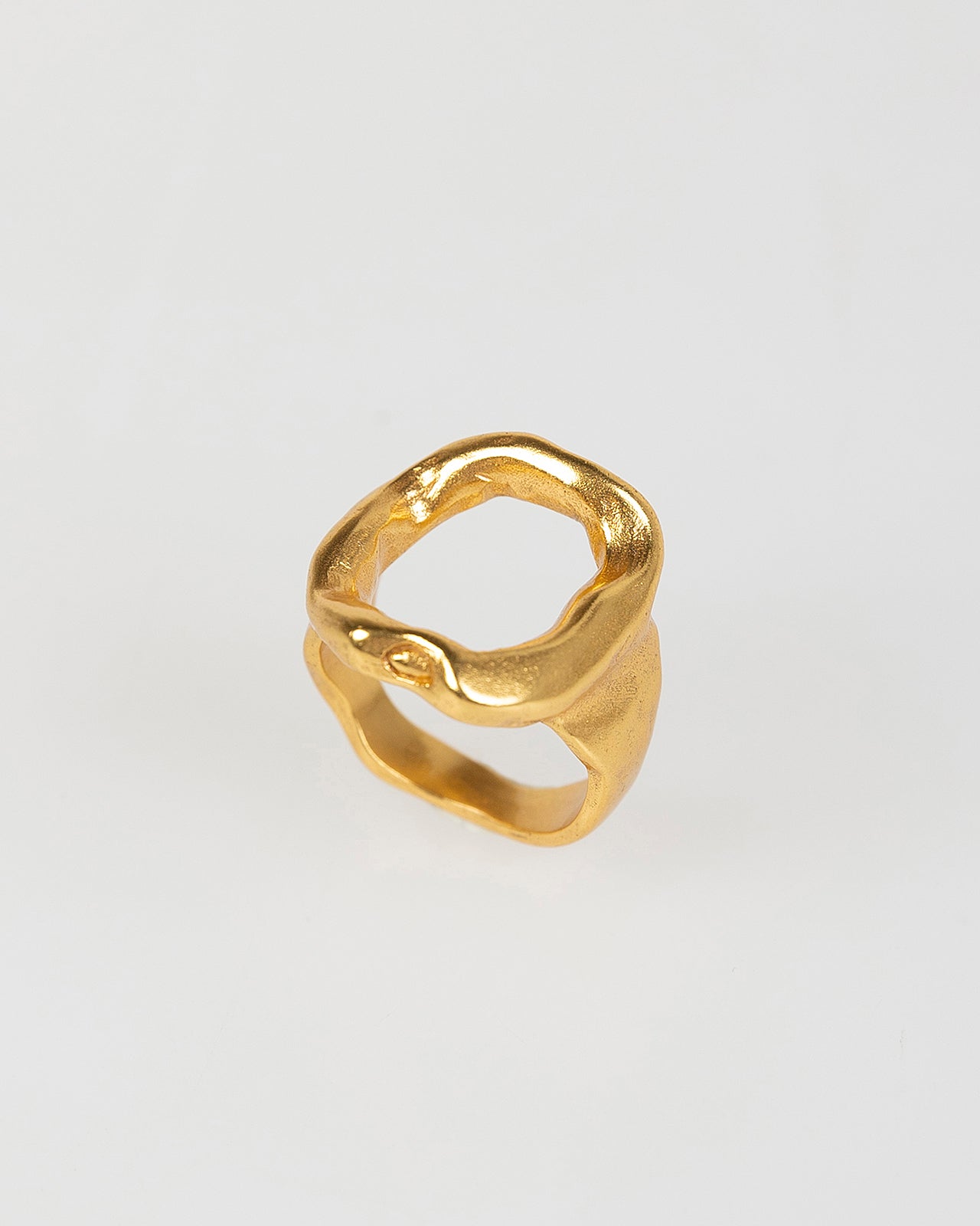 Anillo dorado abierto con sello