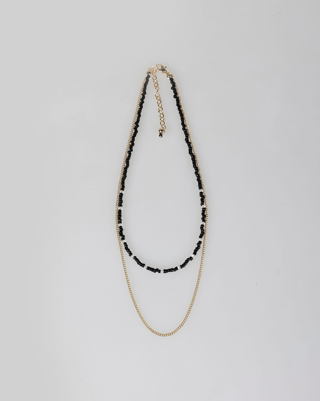 Collar doble abalorios negros y cadena color oro