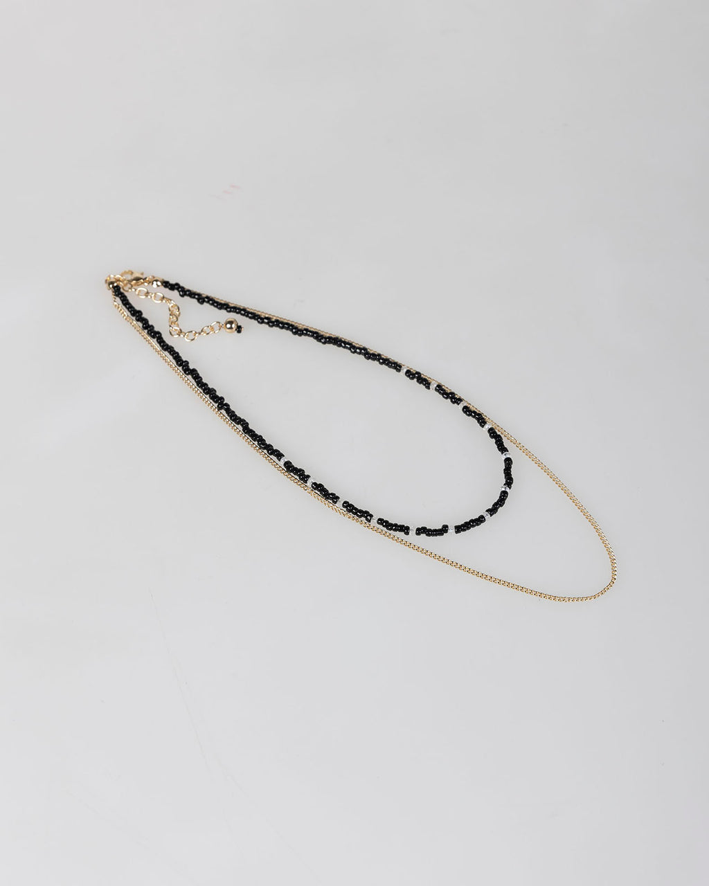 Collar doble abalorios negros y cadena color oro