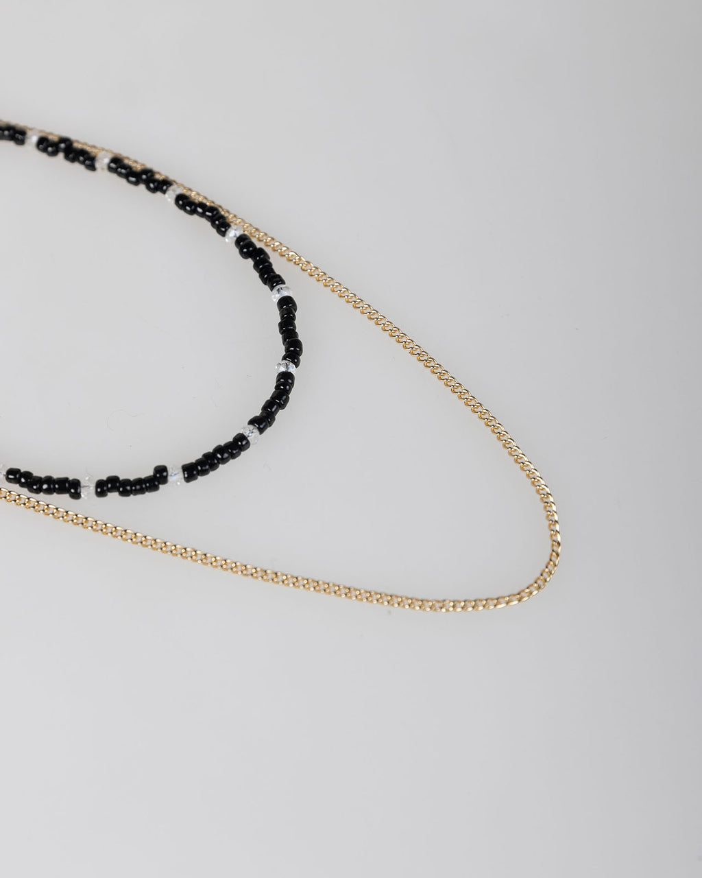 Collar doble abalorios negros y cadena color oro
