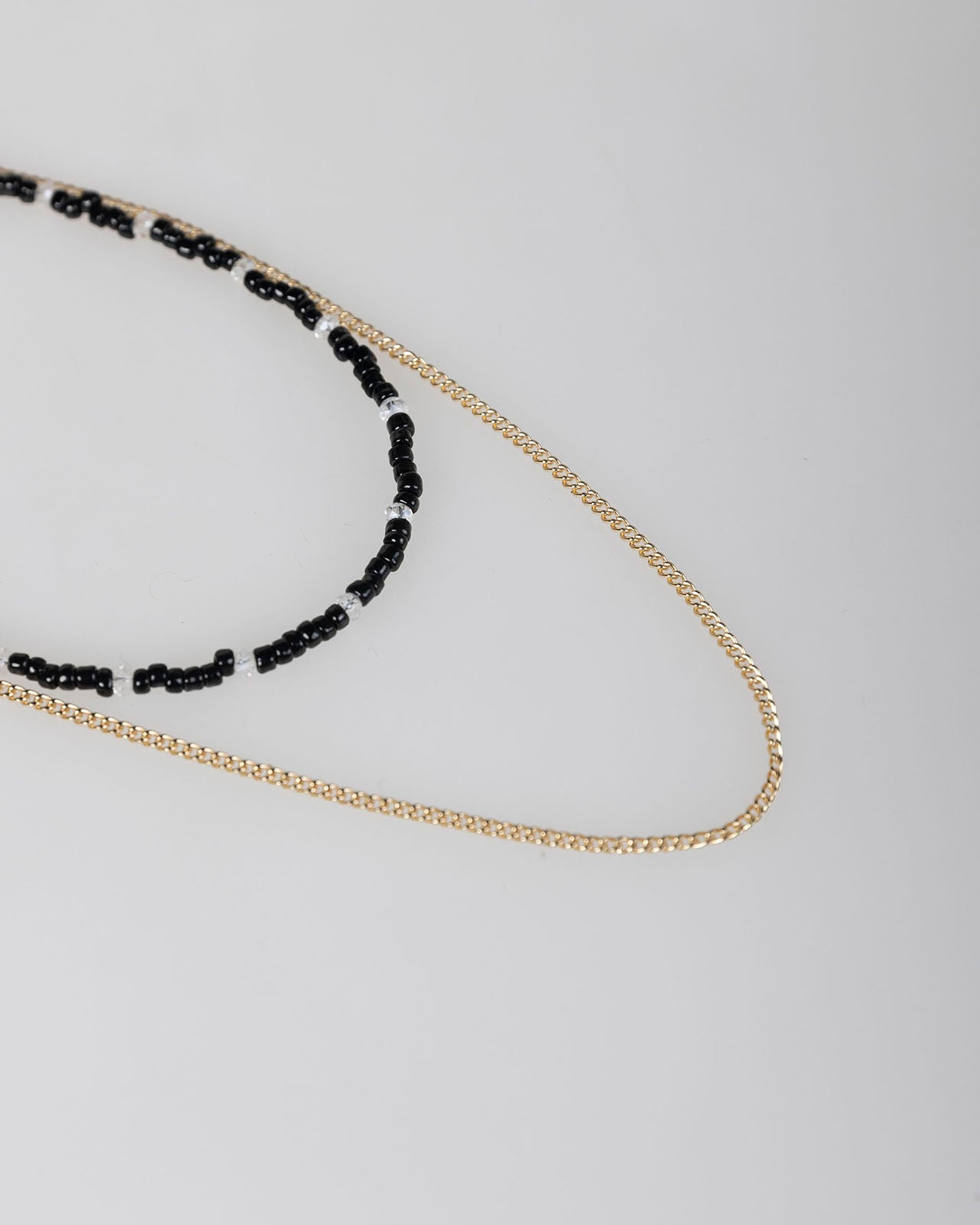 Collar doble abalorios negros y cadena color oro