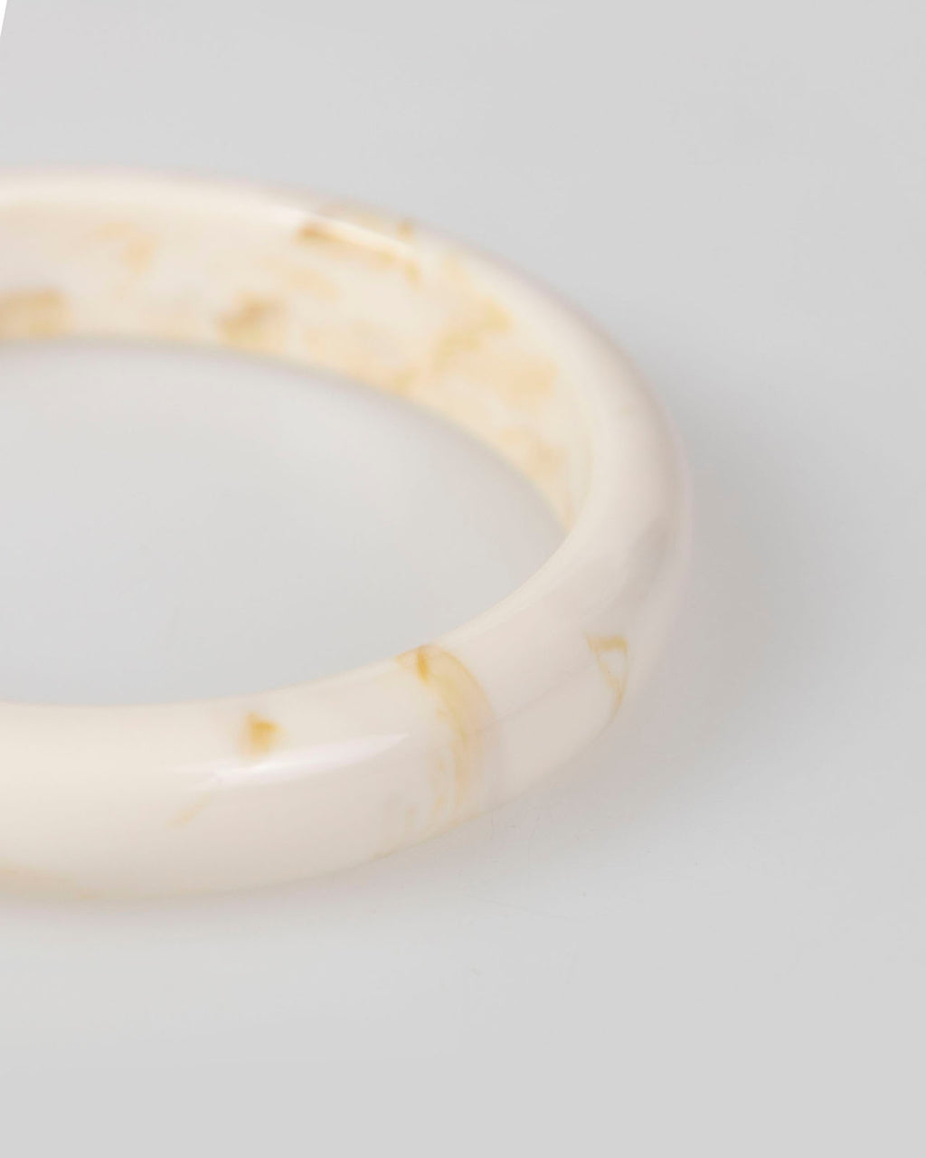 Brazalete beige rígido