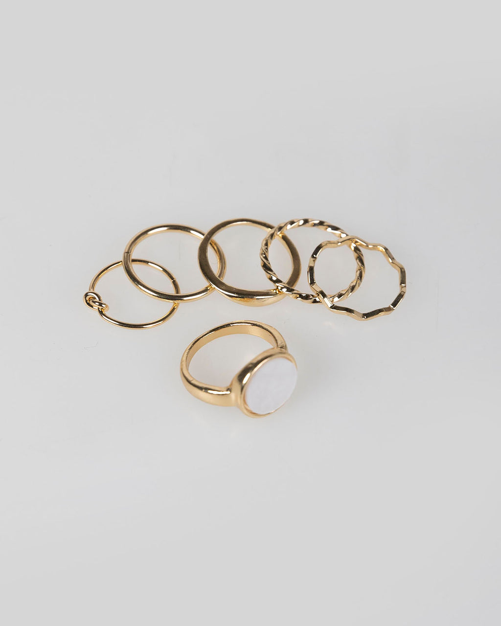 Set de seis anillos color oro