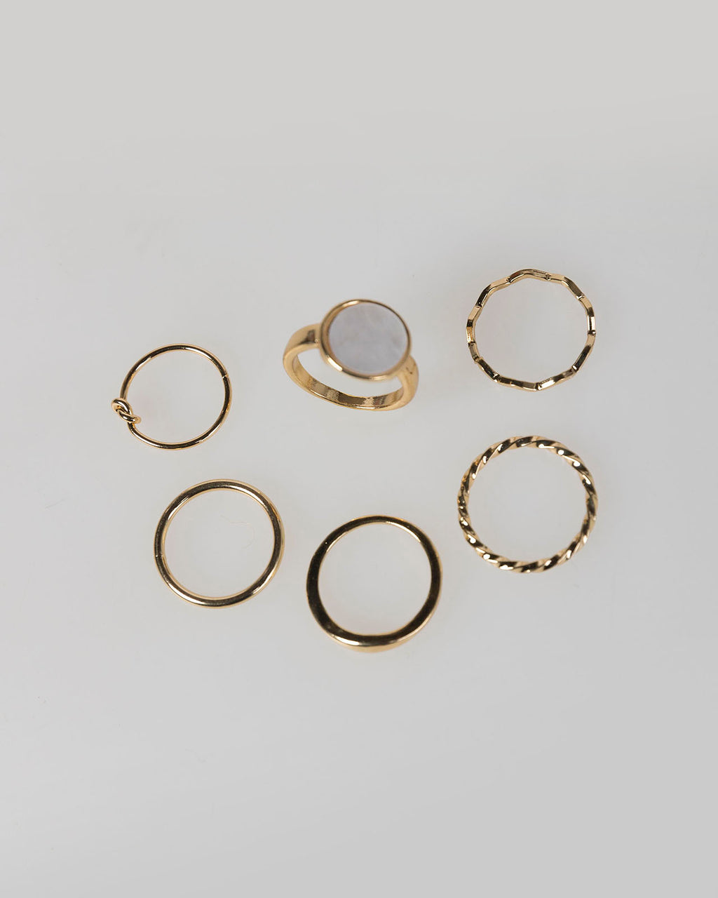 Set de seis anillos color oro