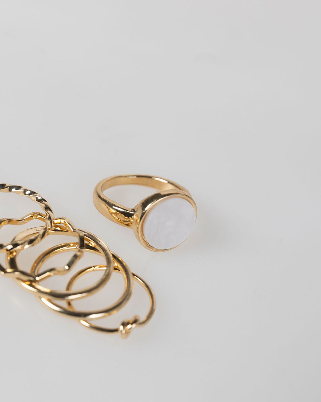 Set de seis anillos color oro