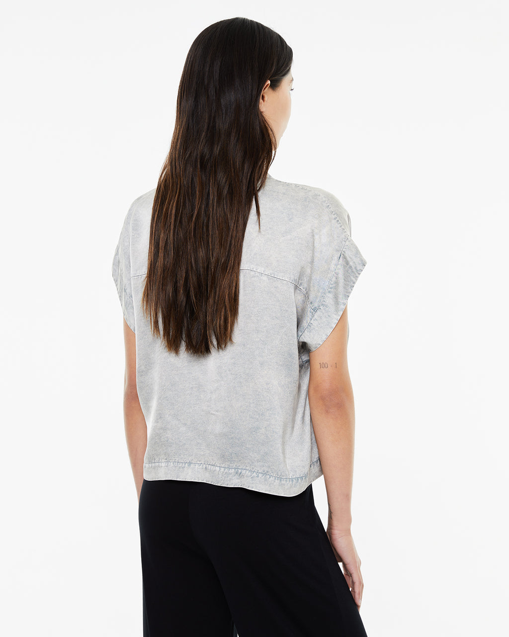 Camisa fluida cuello mao con bolsillos plastrón delanteros