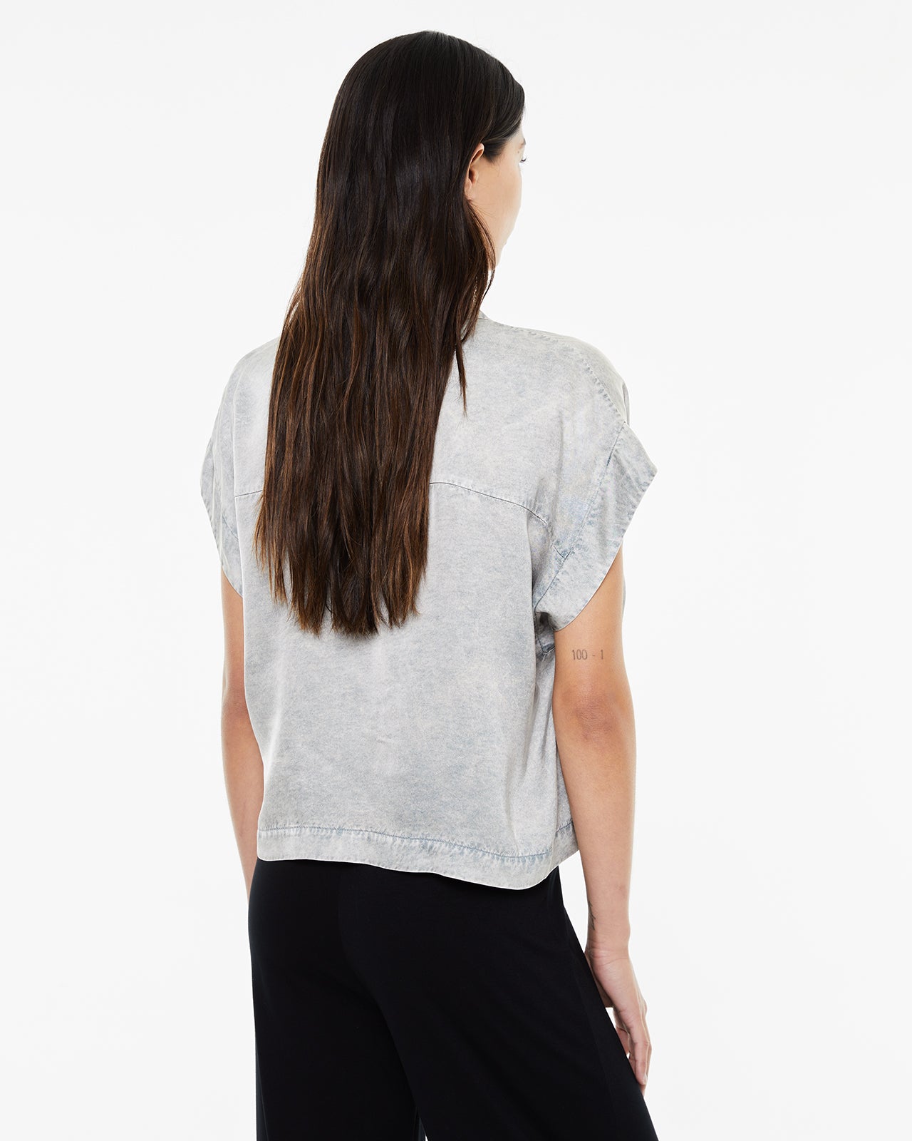 Camisa fluida cuello mao con bolsillos plastrón delanteros