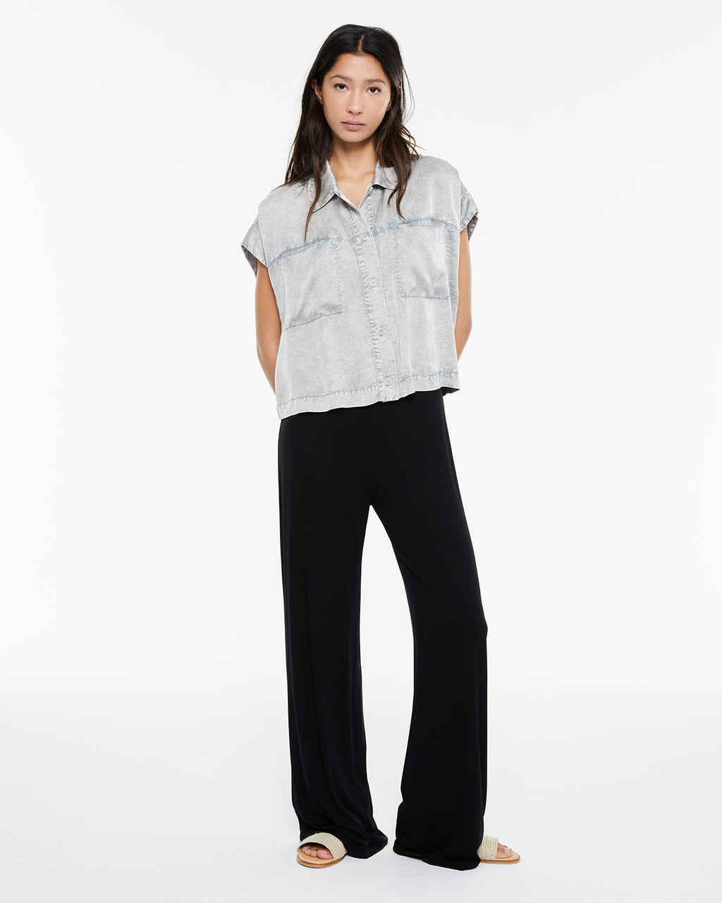 Camisa fluida cuello mao con bolsillos plastrón delanteros