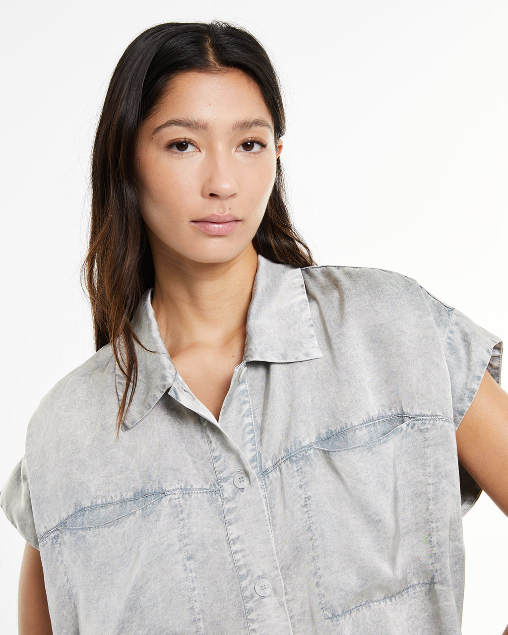 Camisa fluida cuello mao con bolsillos plastrón delanteros