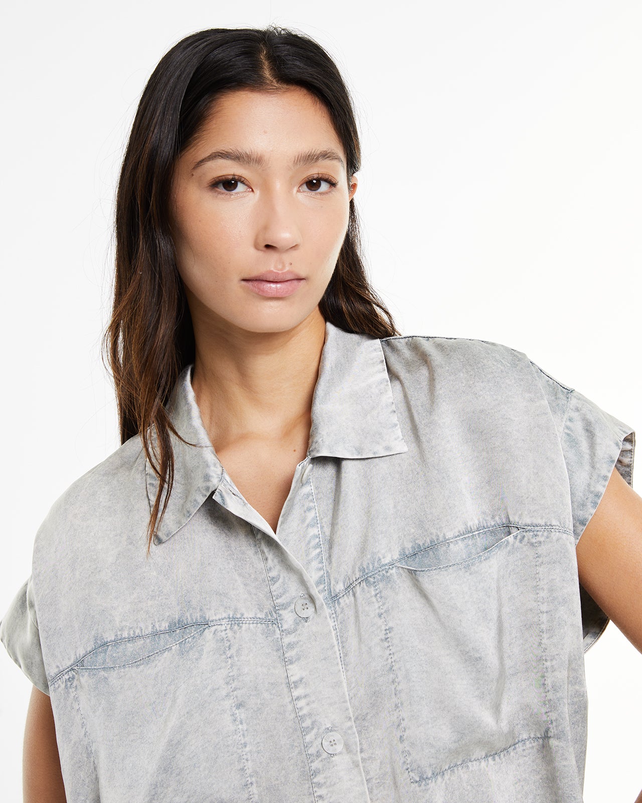 Camisa fluida cuello mao con bolsillos plastrón delanteros