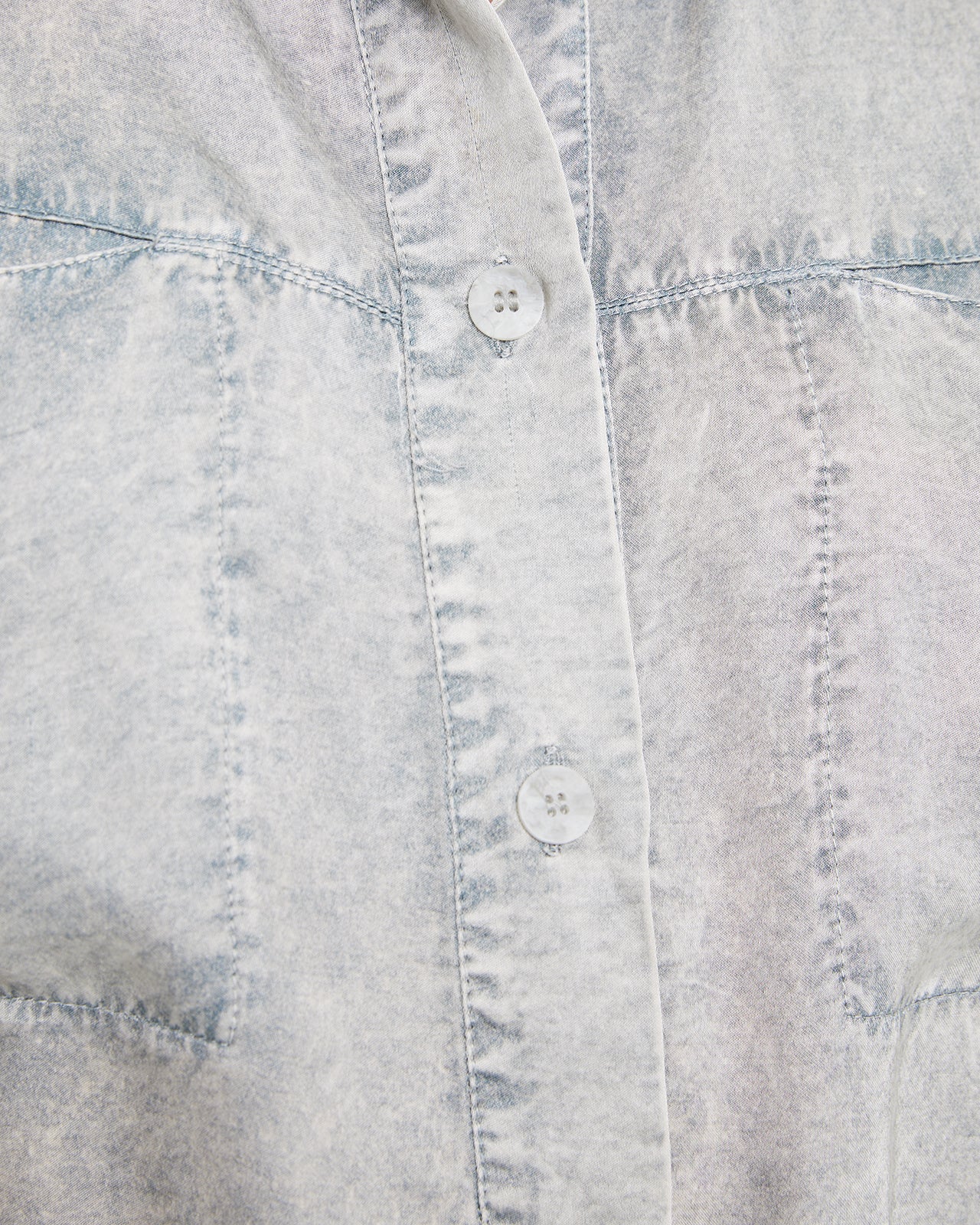 Camisa fluida cuello mao con bolsillos plastrón delanteros
