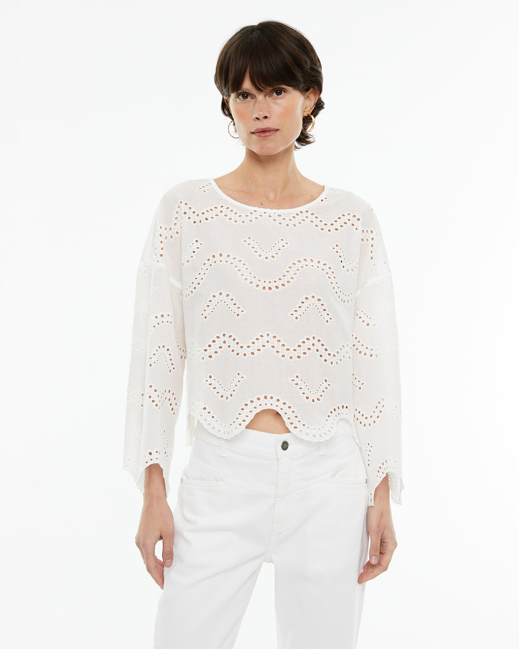 Camisa bordado suizo de manga larga y cuello redondo