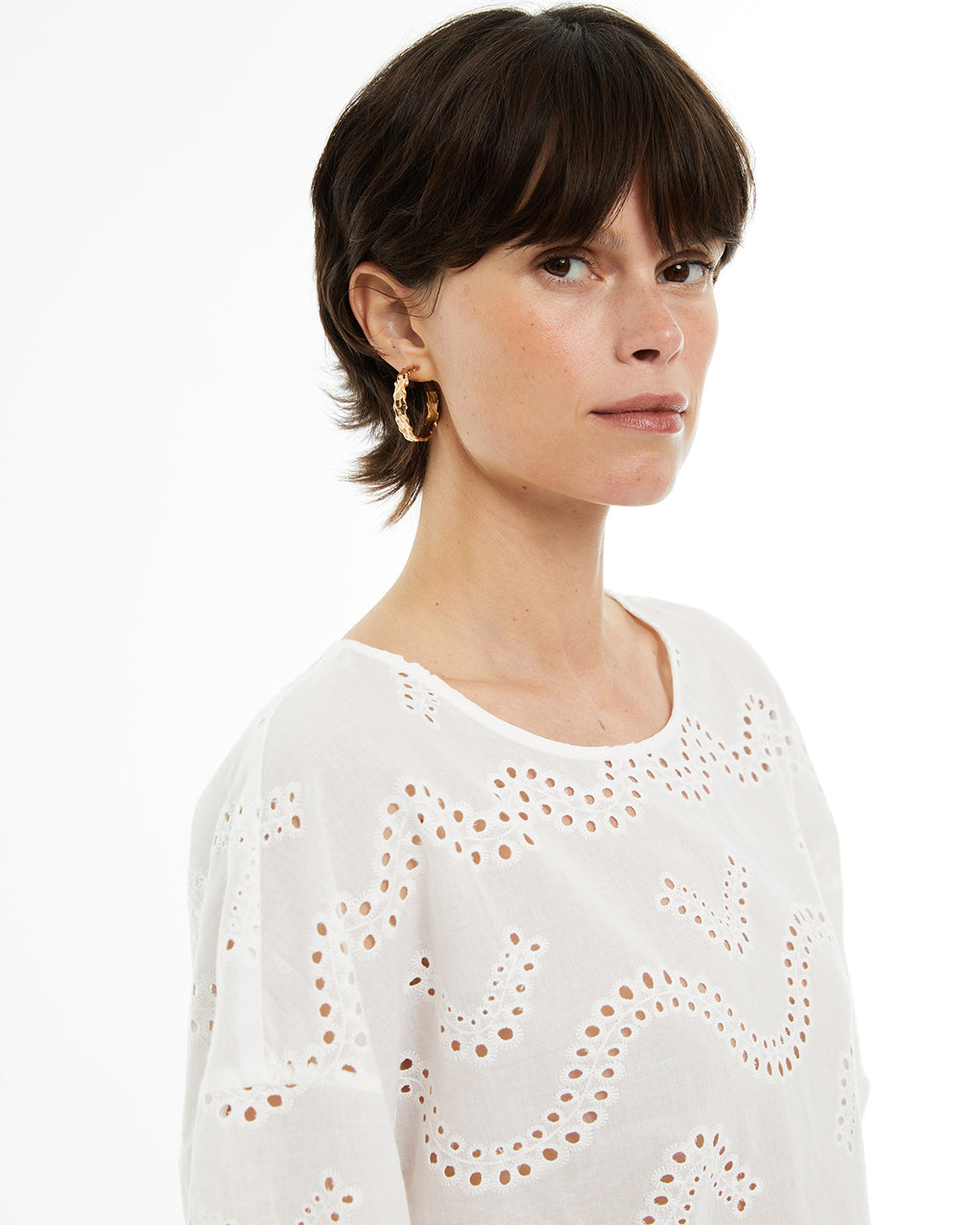 Camisa bordado suizo de manga larga y cuello redondo