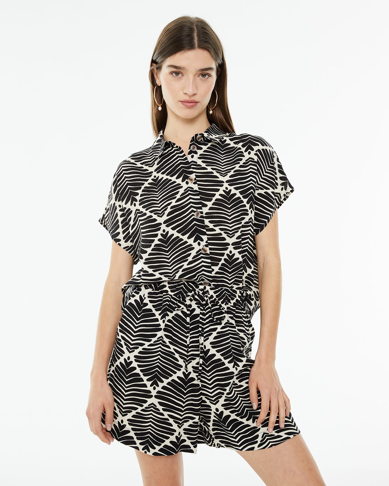 Camisa oversize estampado geométrico bicolor con nudo delantero