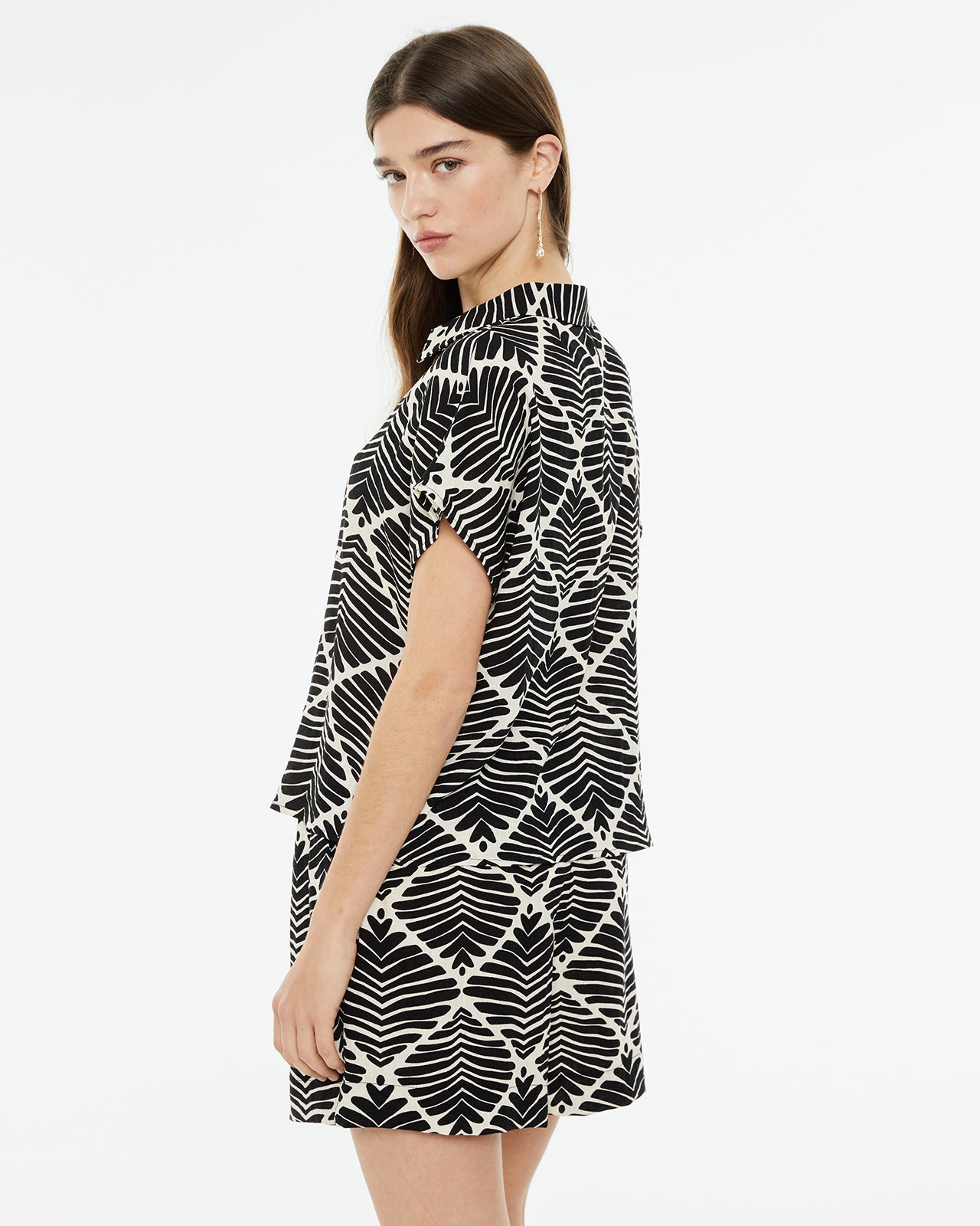 Camisa oversize estampado geométrico bicolor con nudo delantero