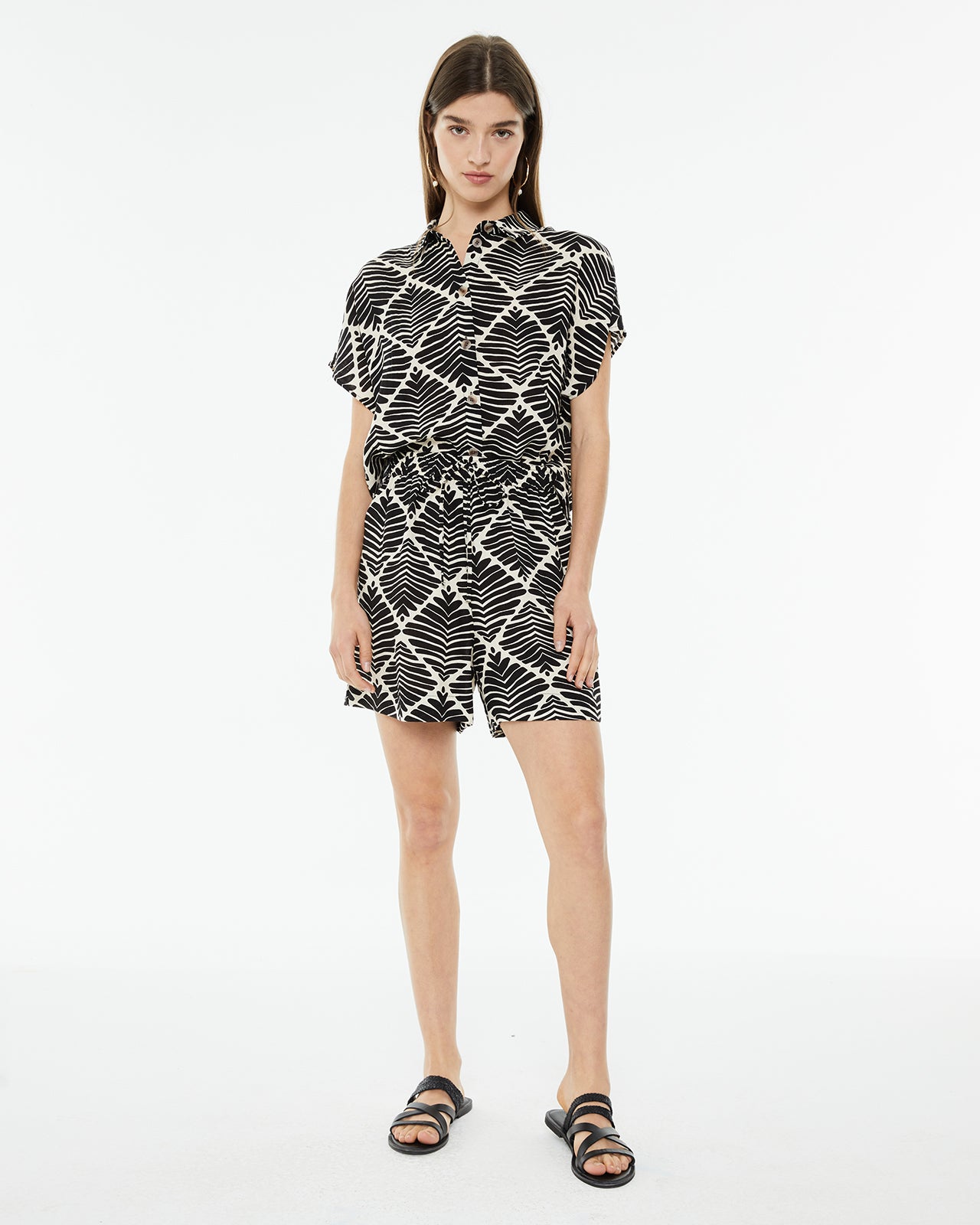 Camisa oversize estampado geométrico bicolor con nudo delantero