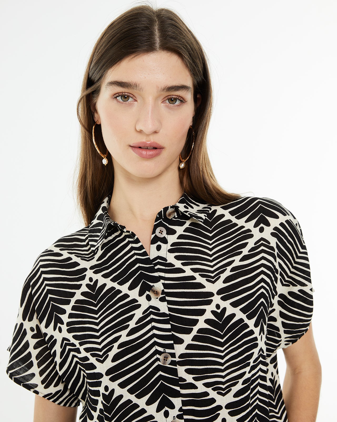 Camisa oversize estampado geométrico bicolor con nudo delantero