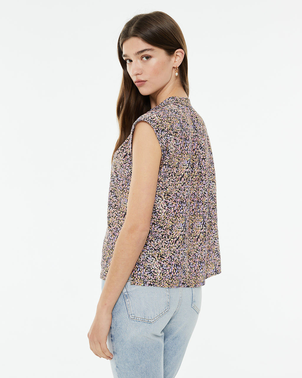 Camisa oversize cuello mao con estampado hojas de colores