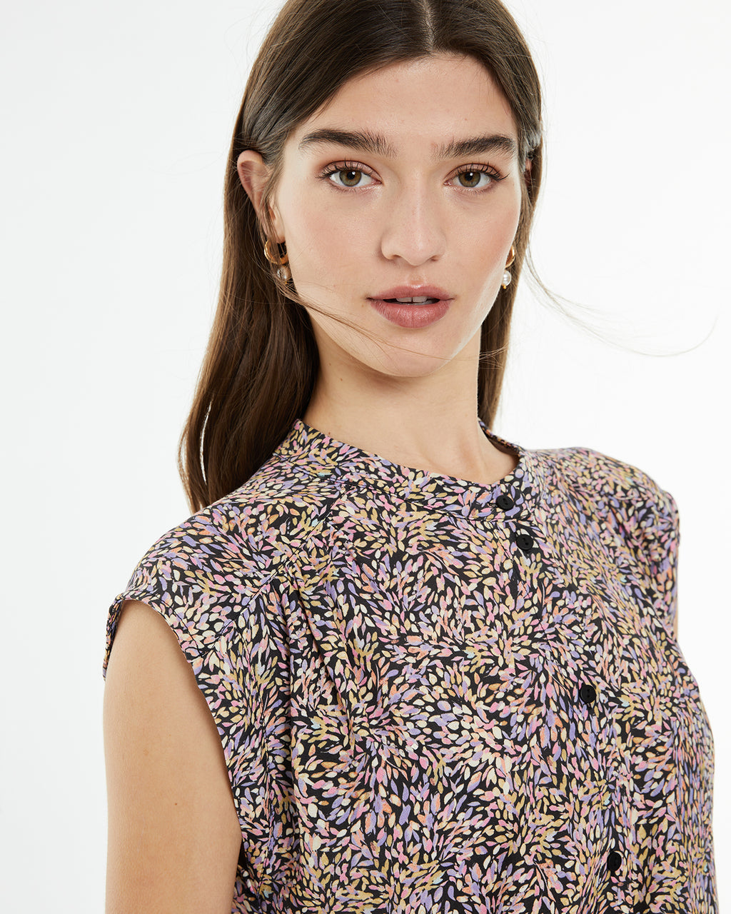 Camisa oversize cuello mao con estampado hojas de colores