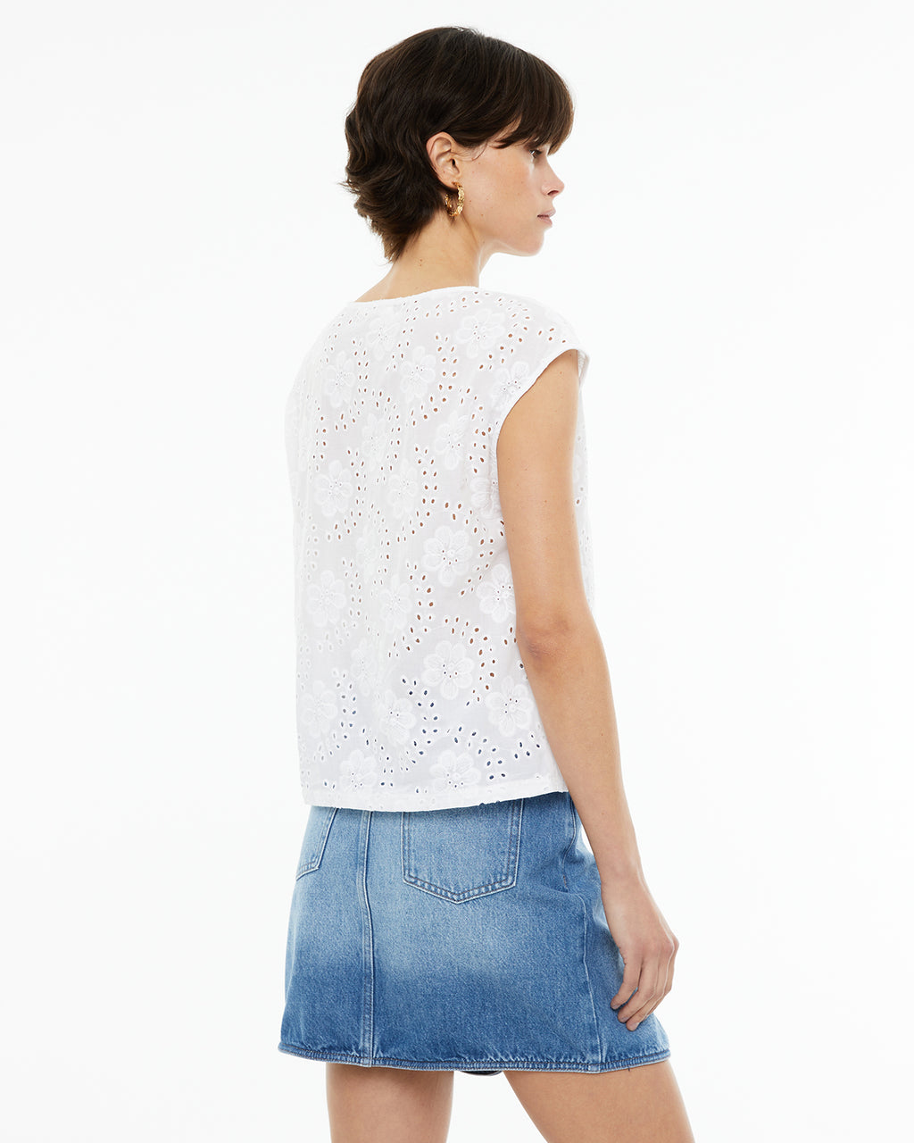 Camisa manga corta con calados y escote pico