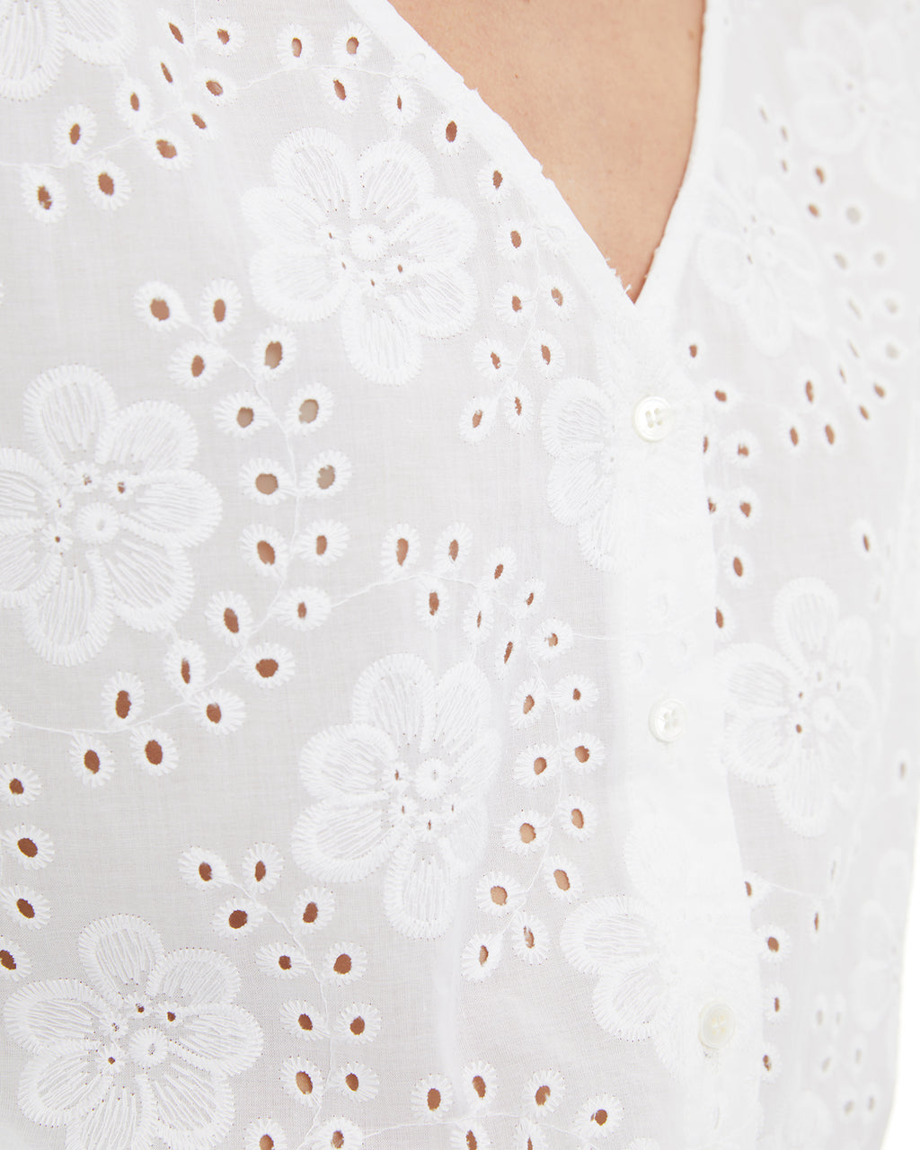 Camisa manga corta con calados y escote pico