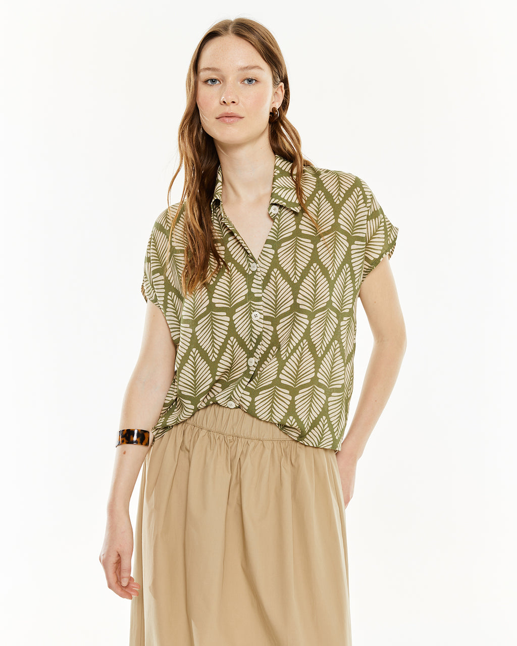 Camisa estampada con escote camisero y cierre botones