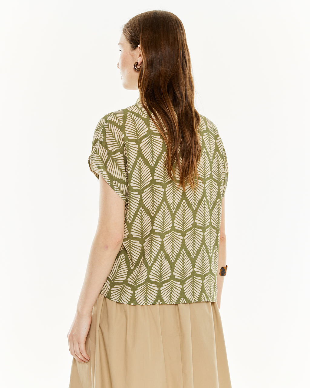 Camisa estampada con escote camisero y cierre botones