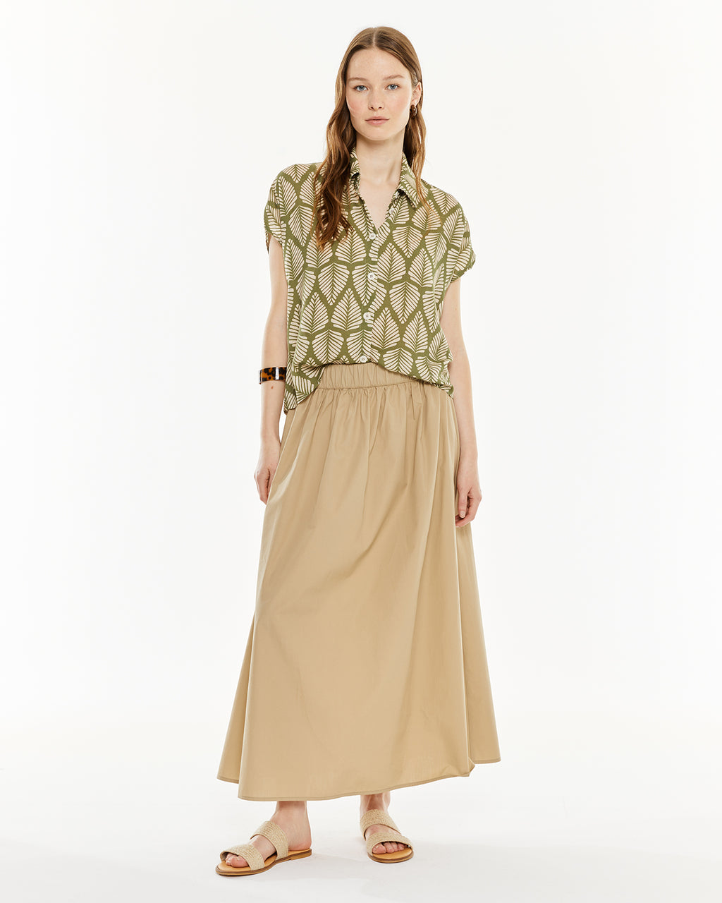 Camisa estampada con escote camisero y cierre botones