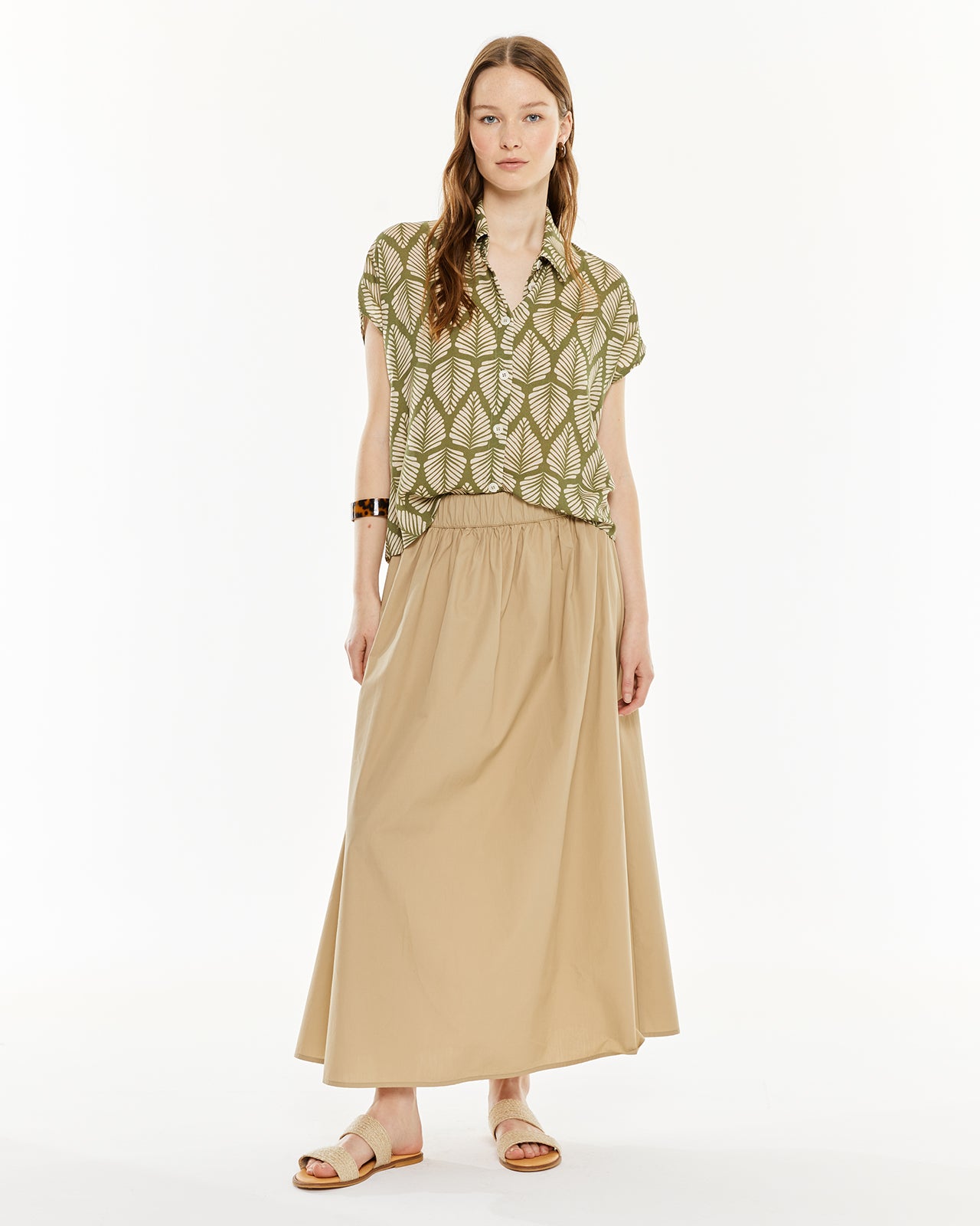 Camisa estampada con escote camisero y cierre botones