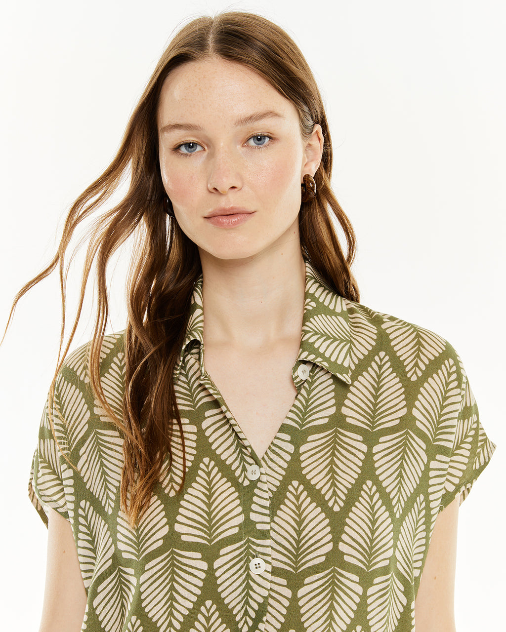 Camisa estampada con escote camisero y cierre botones
