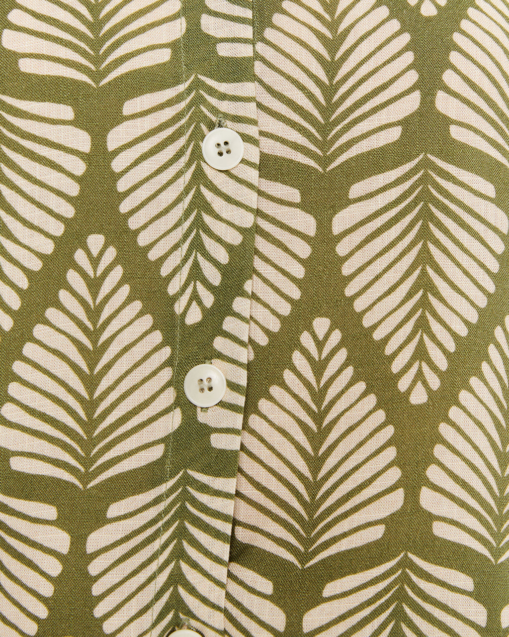 Camisa estampada con escote camisero y cierre botones