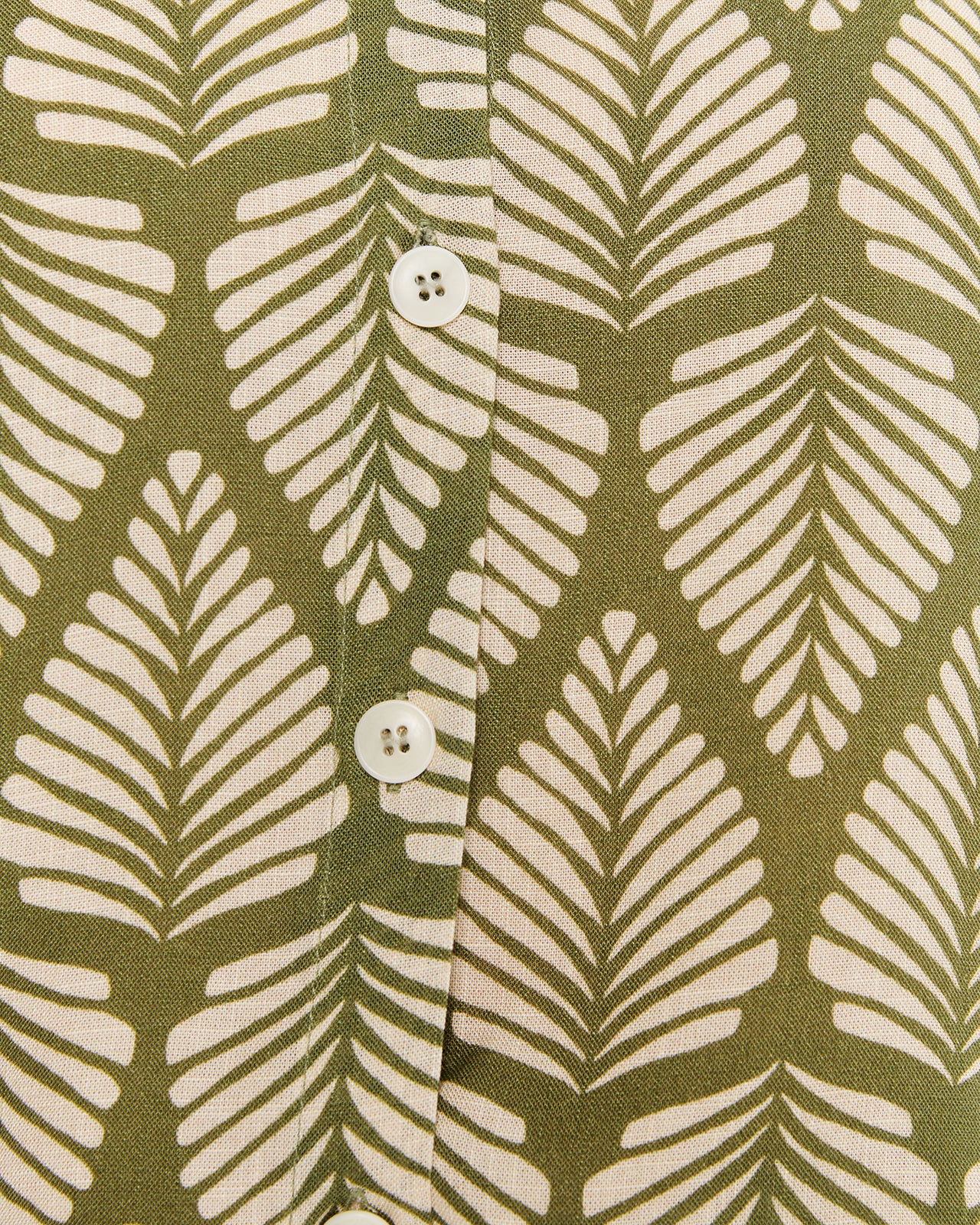 Camisa estampada con escote camisero y cierre botones