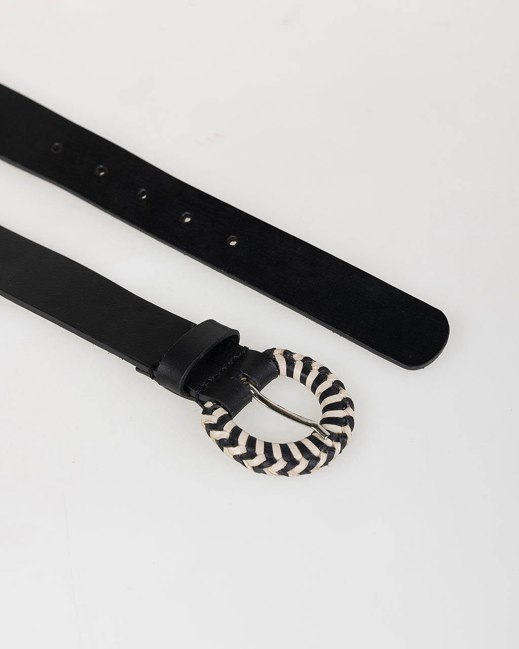 Cinturón negro con hebilla bicolor