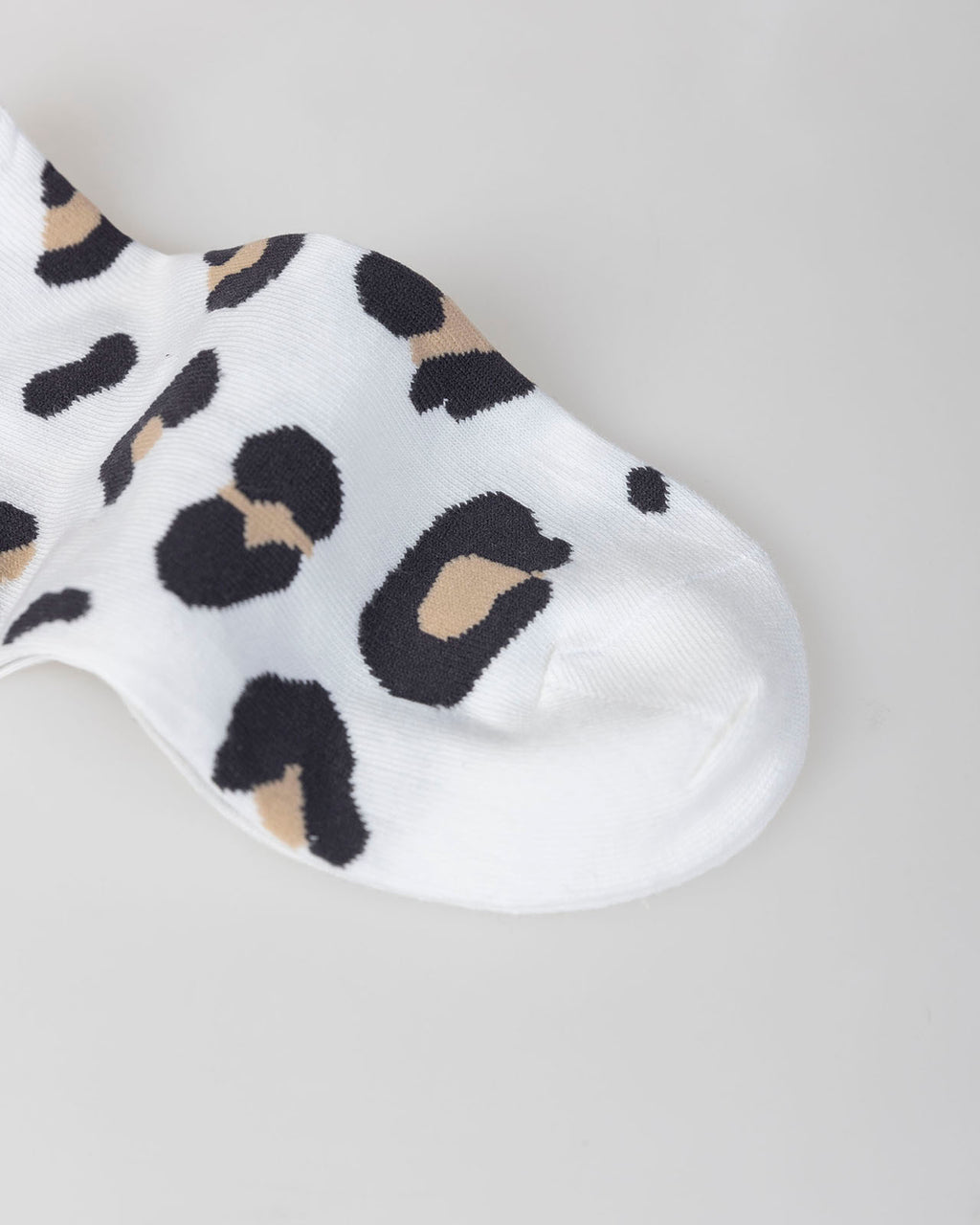 Calcetines con manchas de leopardo