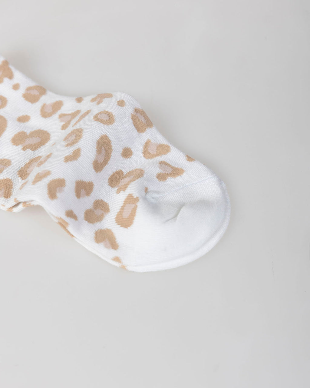 Calcetines con manchas de leopardo