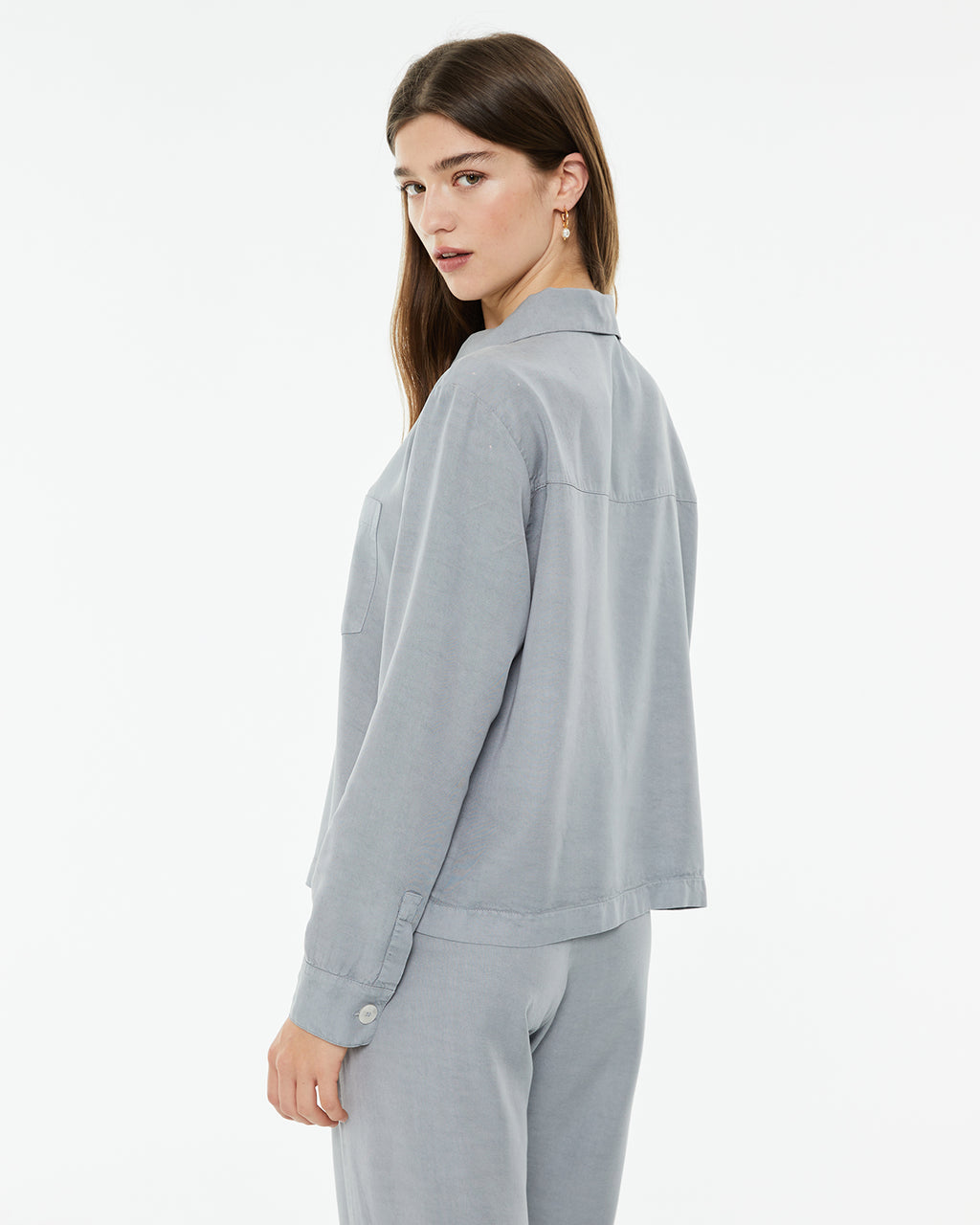 Chaqueta fluida con cuello camisero y bolsillo delantero