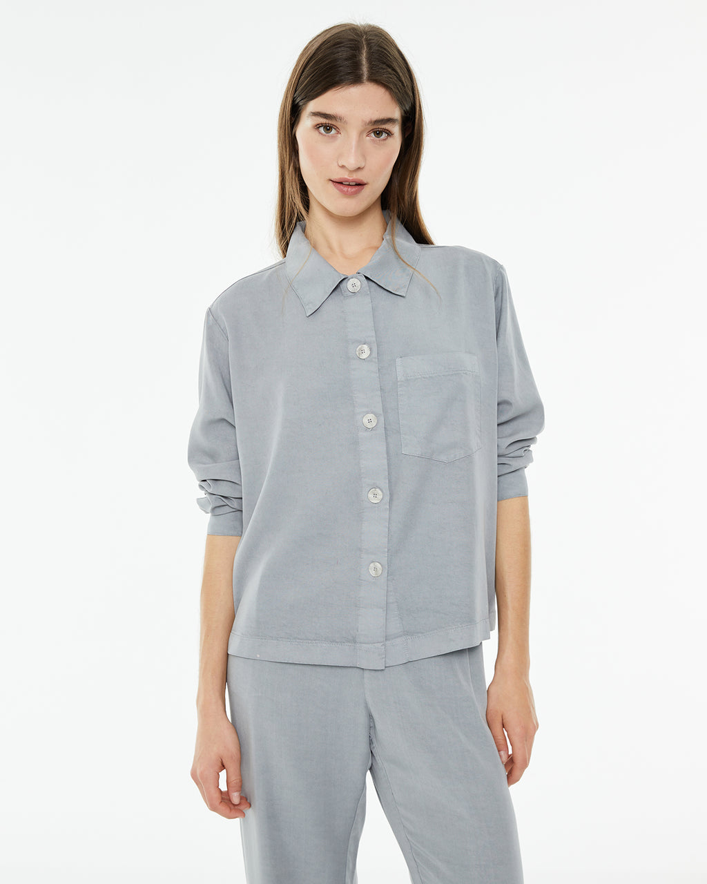 Chaqueta fluida con cuello camisero y bolsillo delantero